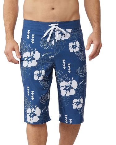 man wearing the 24 inch blue hawaiian floral boardshorts 
